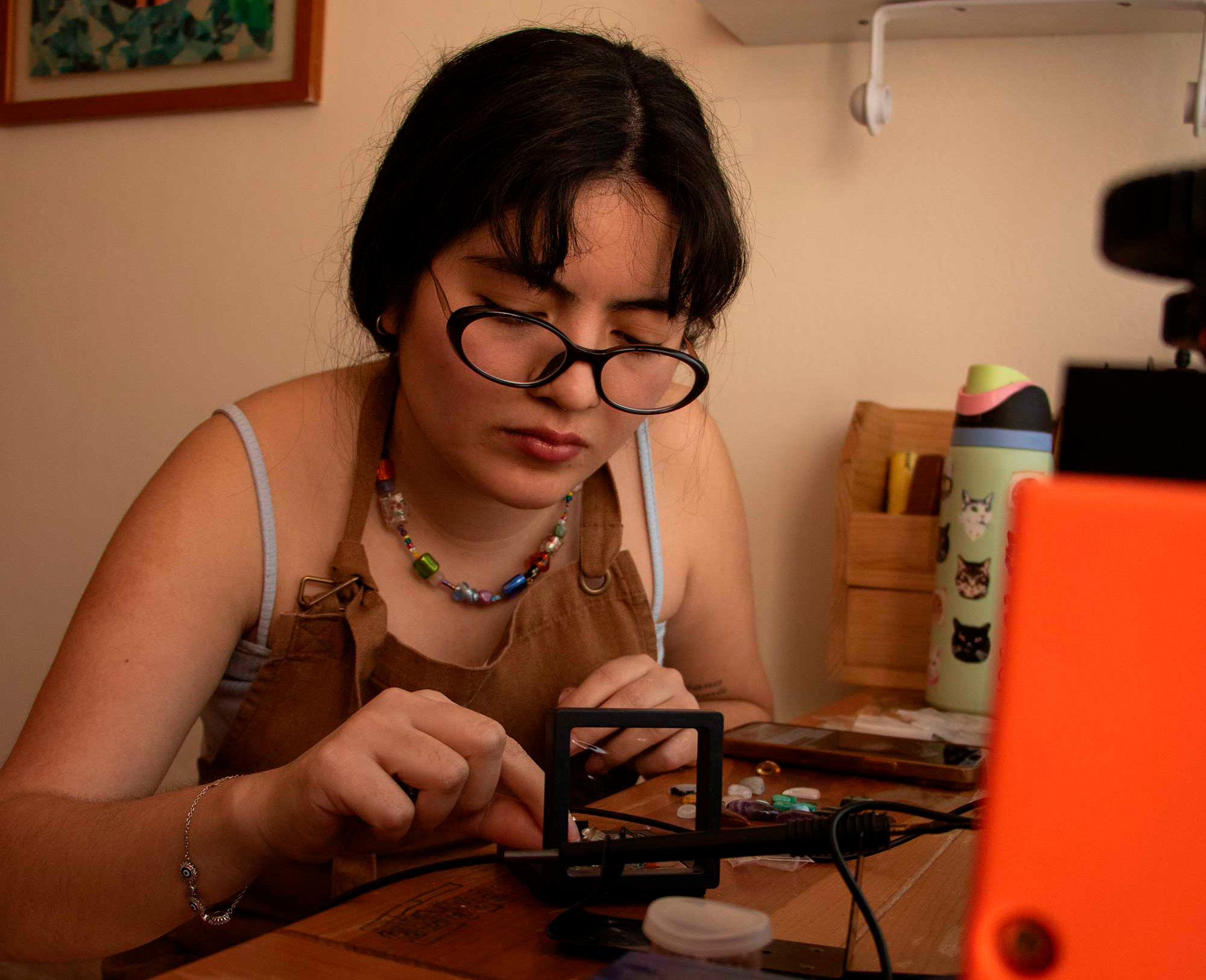 Artesana trabajando