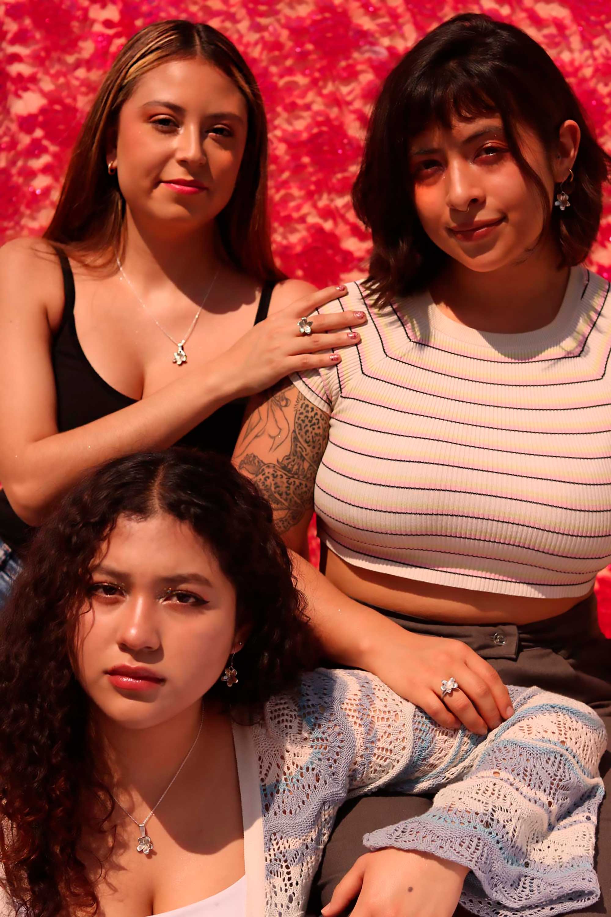 Fotografía de tres chicas posando con Joyeria